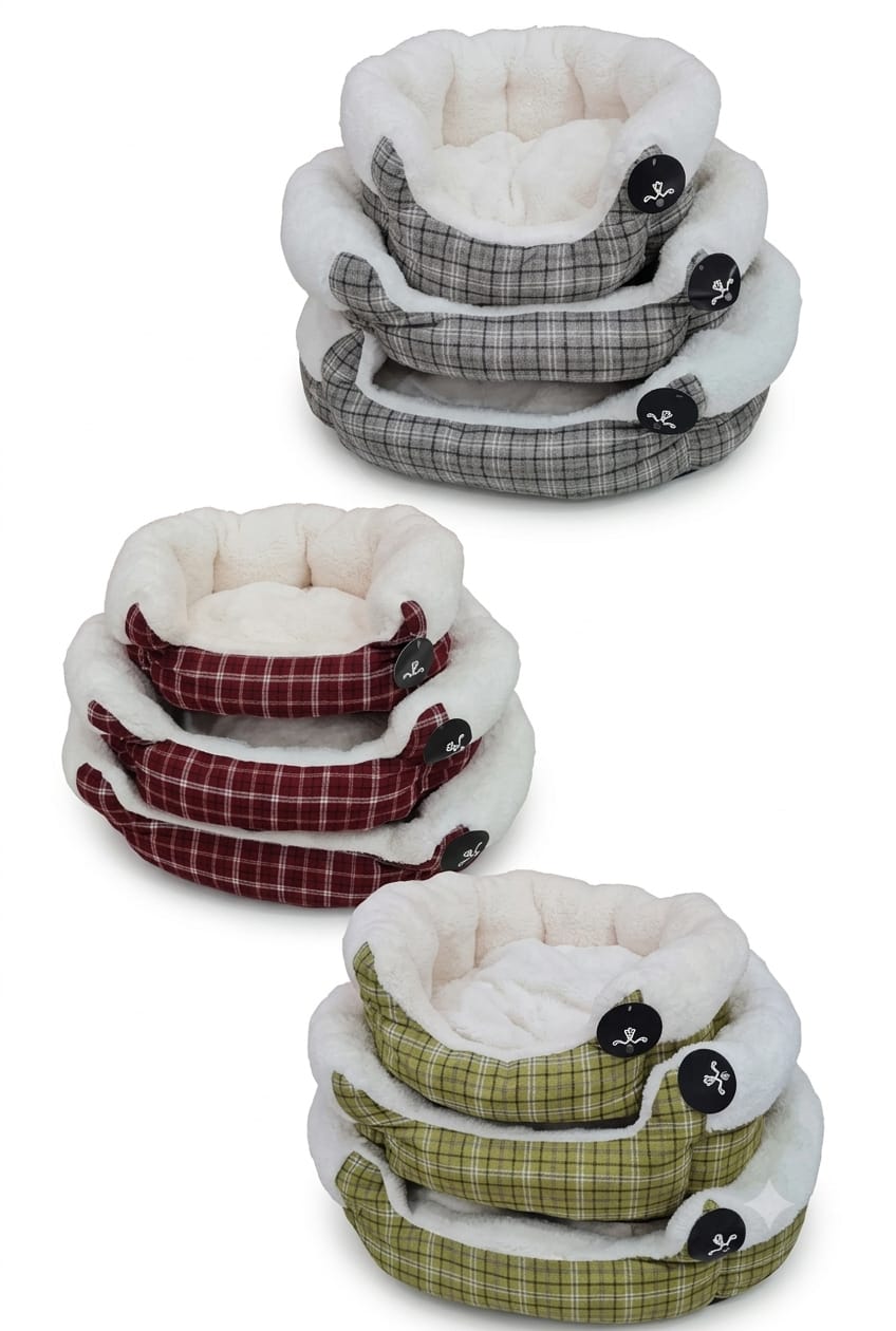 Cama cuadrada con bordes elevados y diseño estampado para gatos y perros.